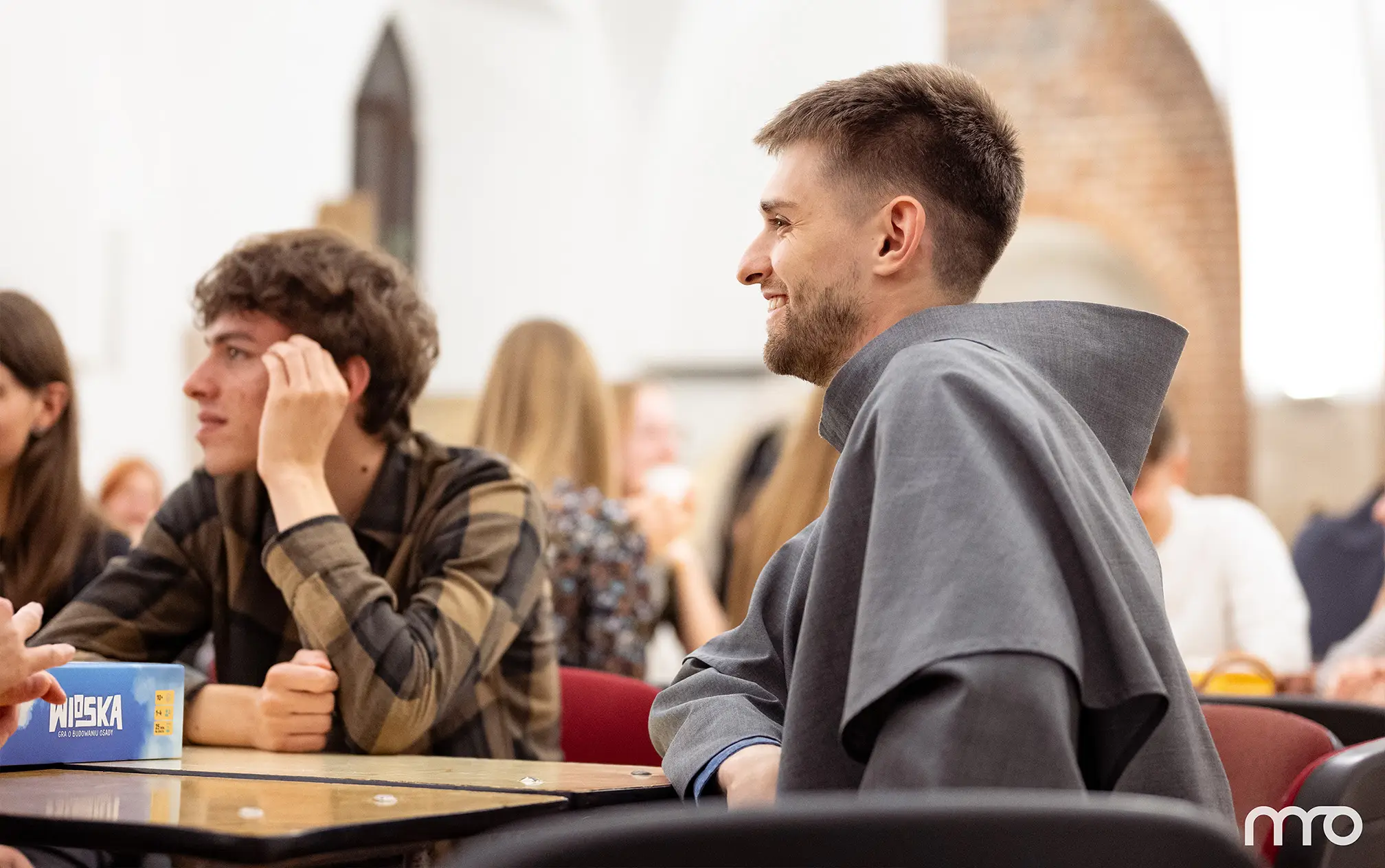 Spotkanie studentów i franciszkanina podczas duszpasterstwa akademickiego Mrowisko w Krakowie