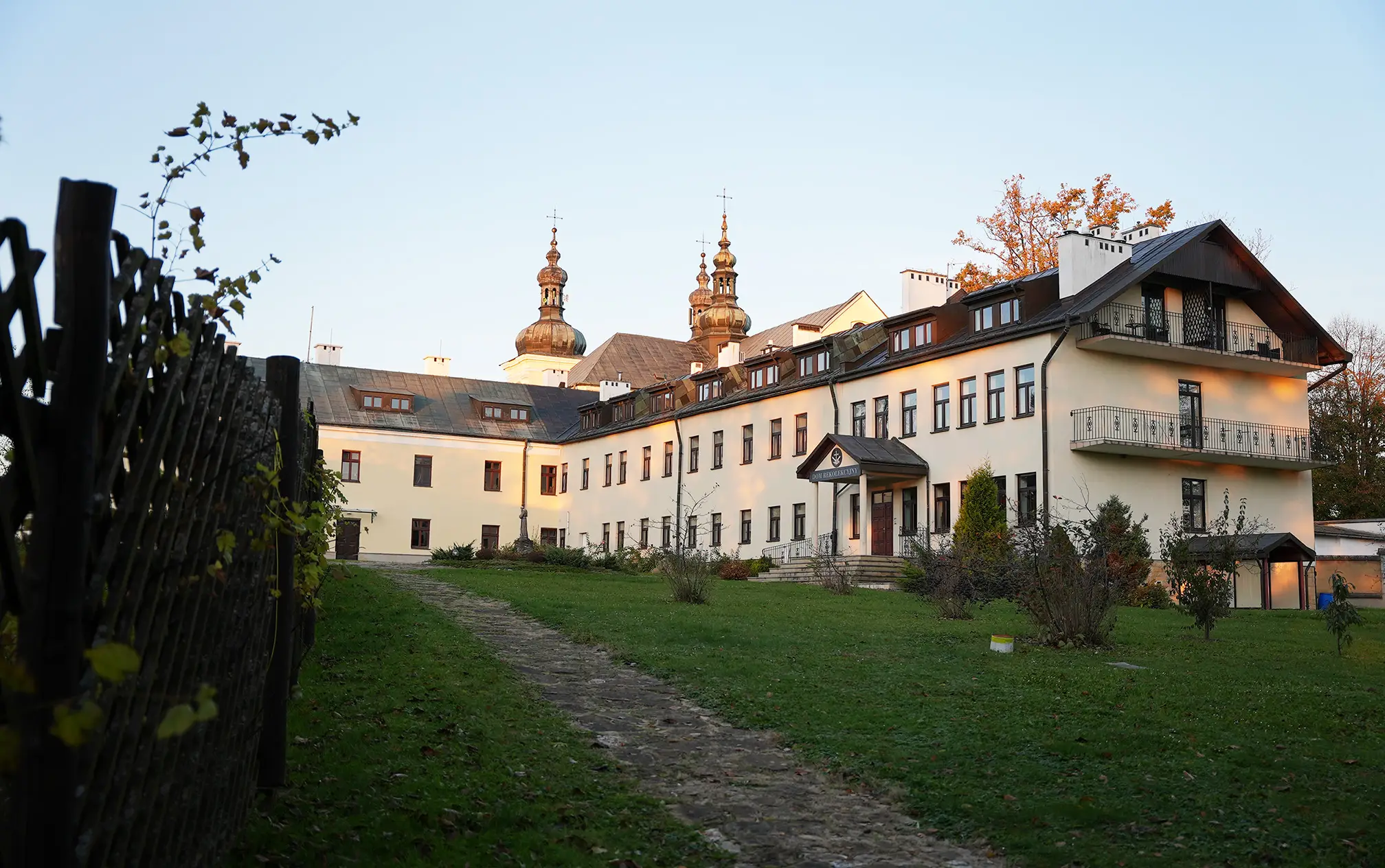 Dom rekolekcyjny w Kalwarii Pacławskiej – miejsce modlitwy i odpoczynku