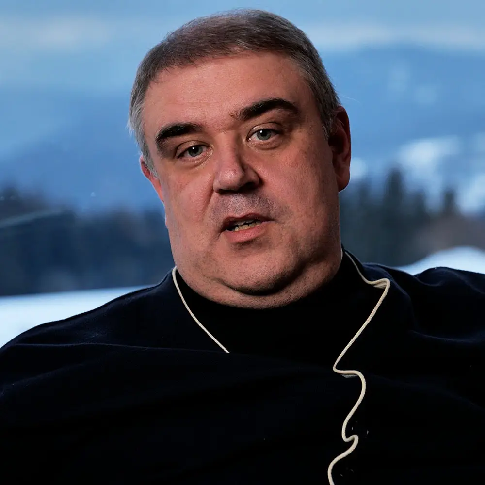 Zbliżenie twarzy ks. Roberta Woźniaka na tle gór; kadr do fragmentu o życiu chrześcijanina i działaniu z Chrystusem.