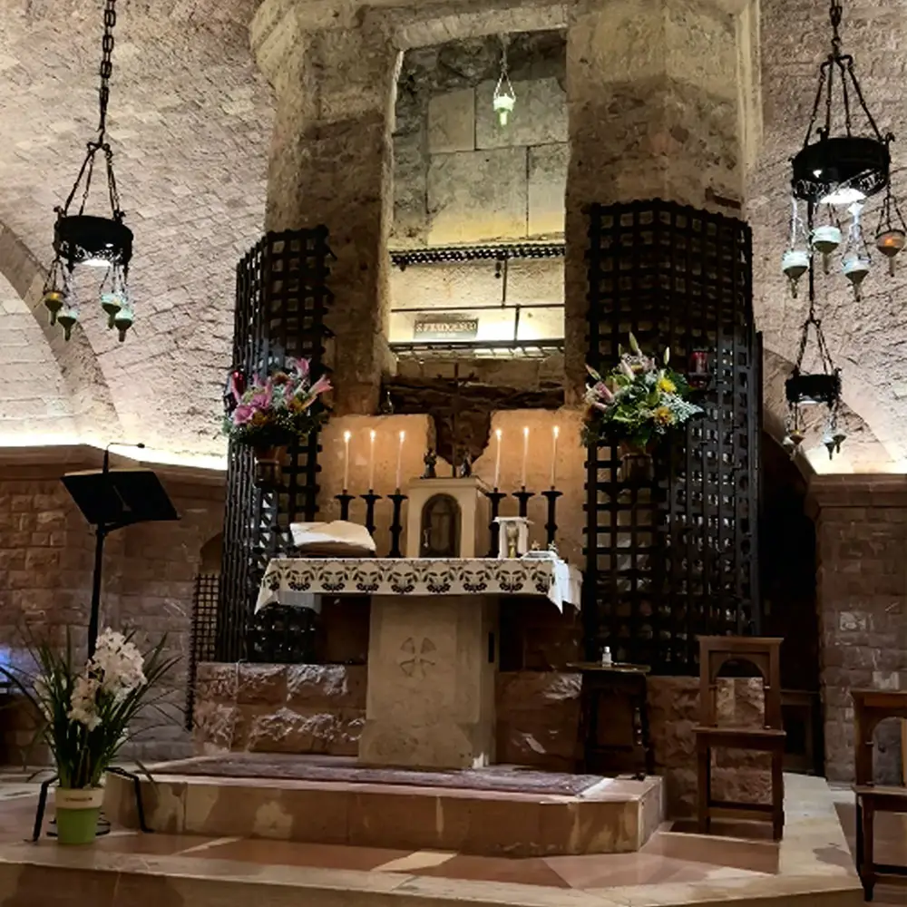 Ołtarz przy grobie św. Franciszka w krypcie Bazyliki w Asyżu