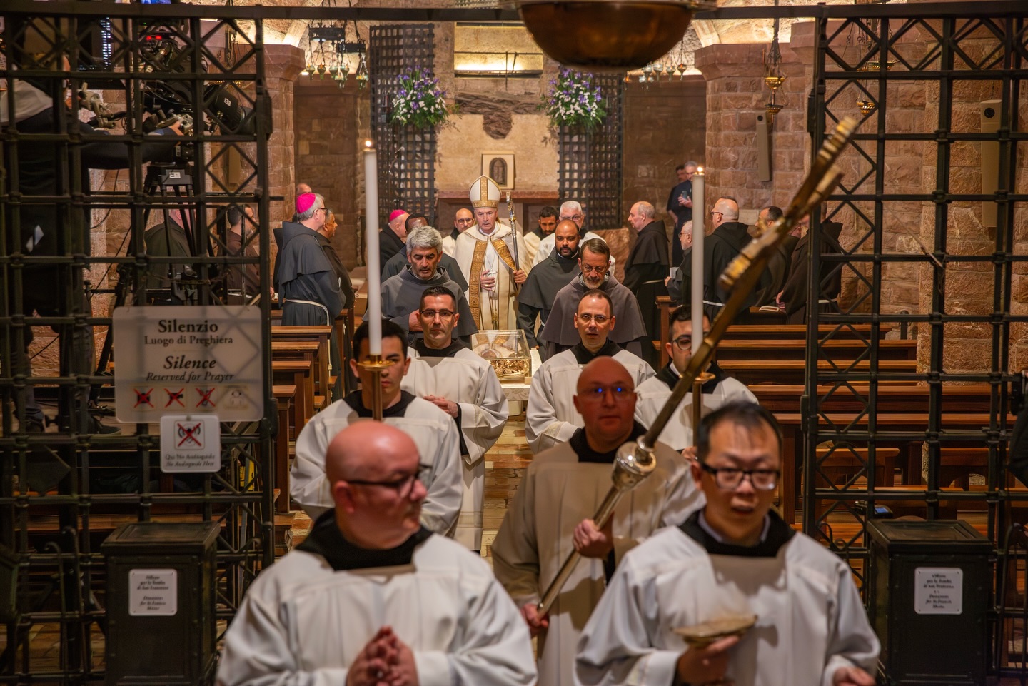 Uroczysta procesja w bazylice w Asyżu podczas przeniesienia relikwii św. Franciszka.