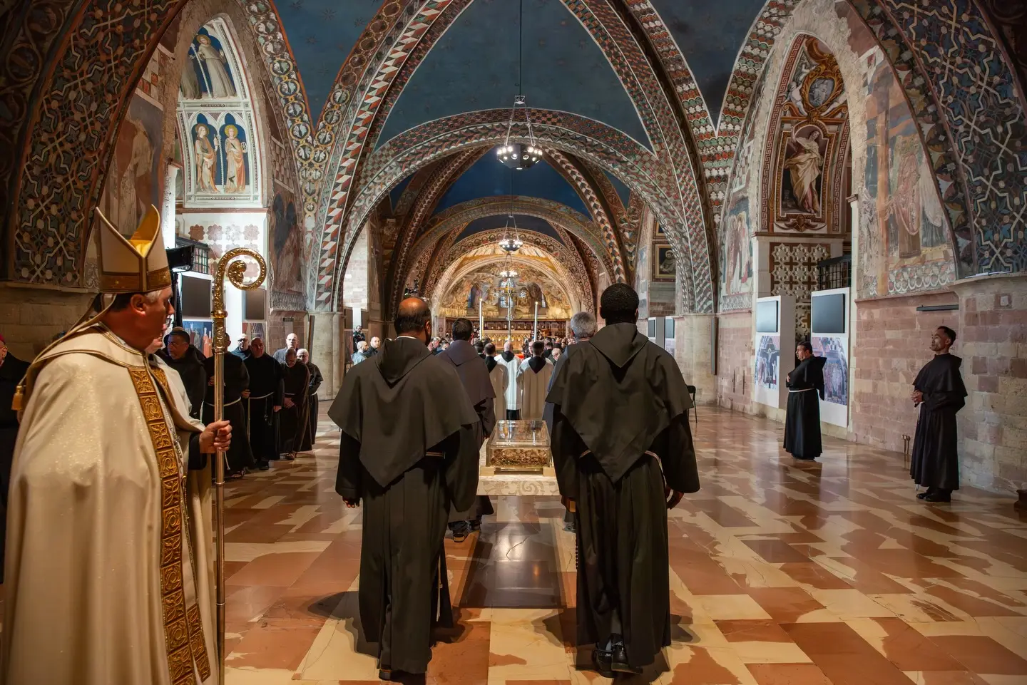 Franciszkanie podczas uroczystego przeniesienia relikwii św. Franciszka w bazylice św. Franciszka w Asyżu.