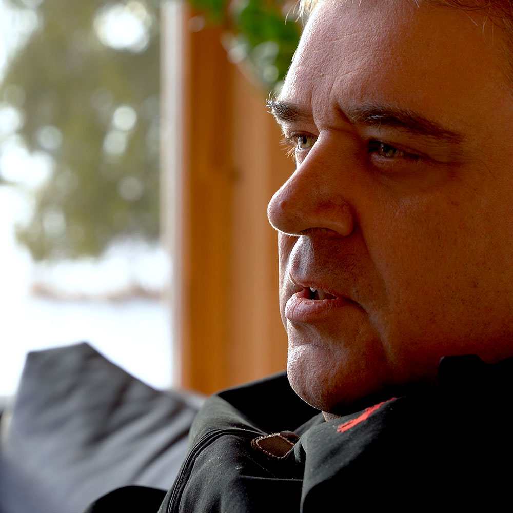 Zbliżenie profilu ks. Roberta Woźniaka przy oknie; kadr do wpisu o Trójcy Świętej i sensie życia jako darze z siebie.