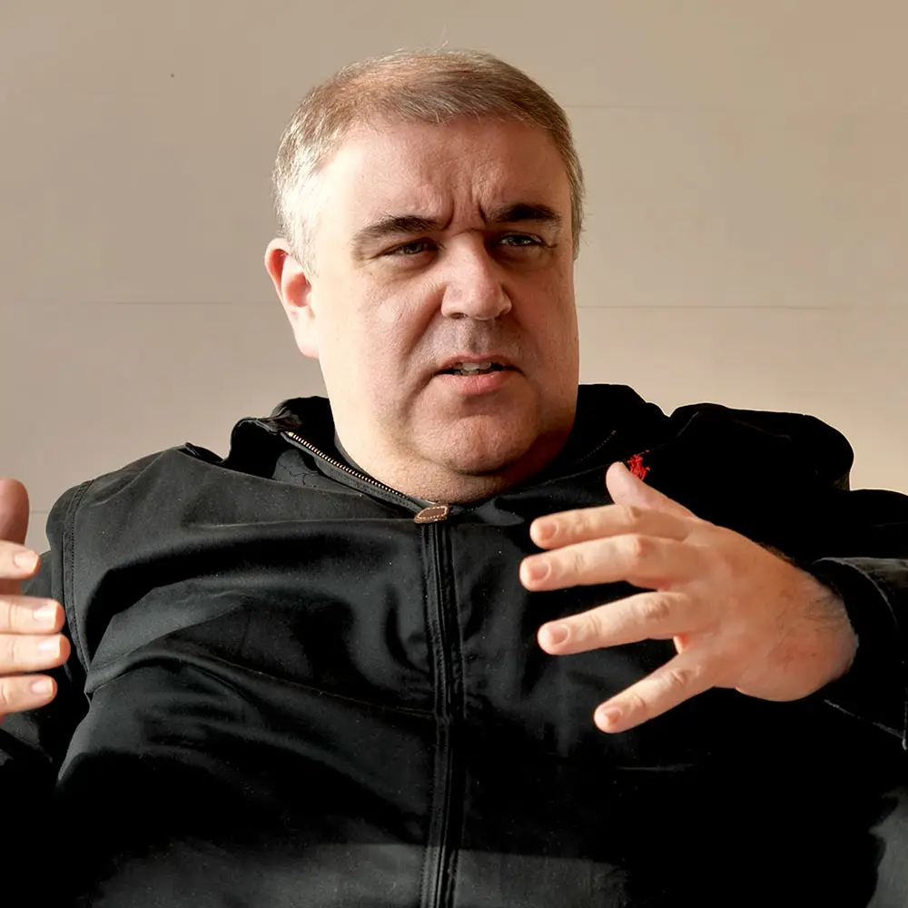 Grafika z cytatem: „Wierzymy w jednego Boga, ale nie Boga samotnego – w Boga trójosobowego.”