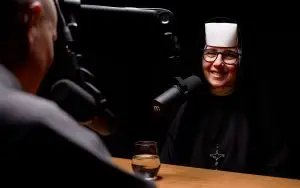 Siostra Teresa Pawlak podczas nagrania podcastu o pomocy osobom doświadczającym bezdomności w Zakopanem