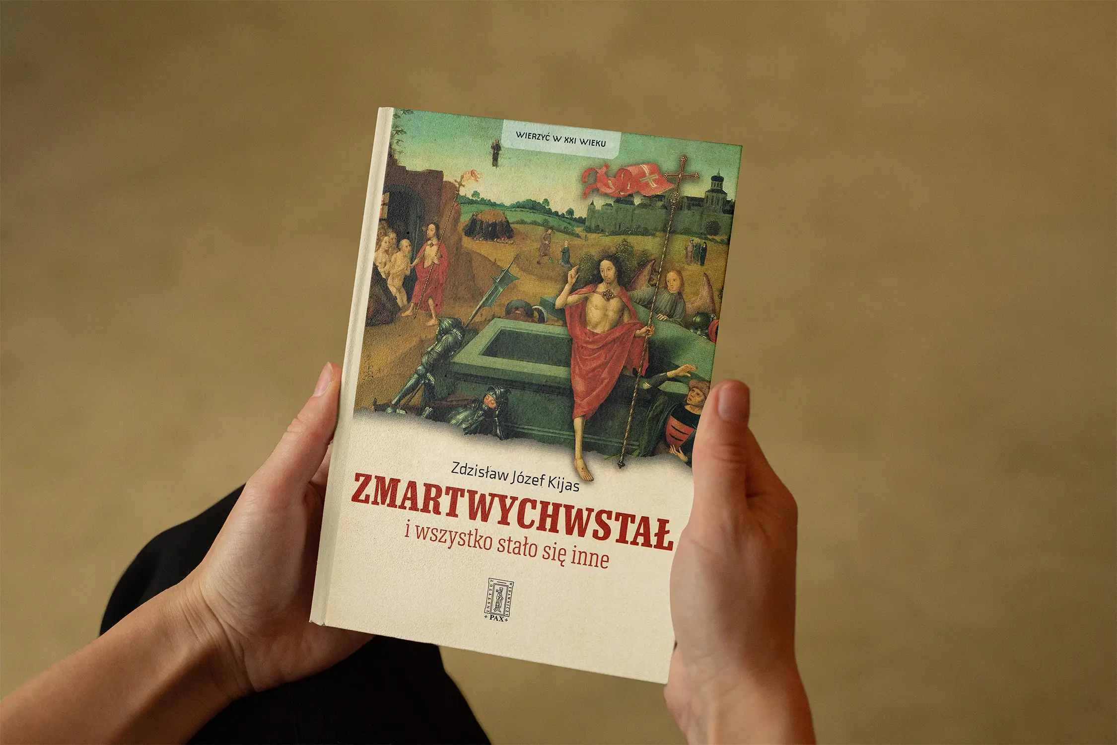 Książka „Zmartwychwstał i wszystko stało się inne” autorstwa o. Zdzisława Kijasa trzymana w dłoniach